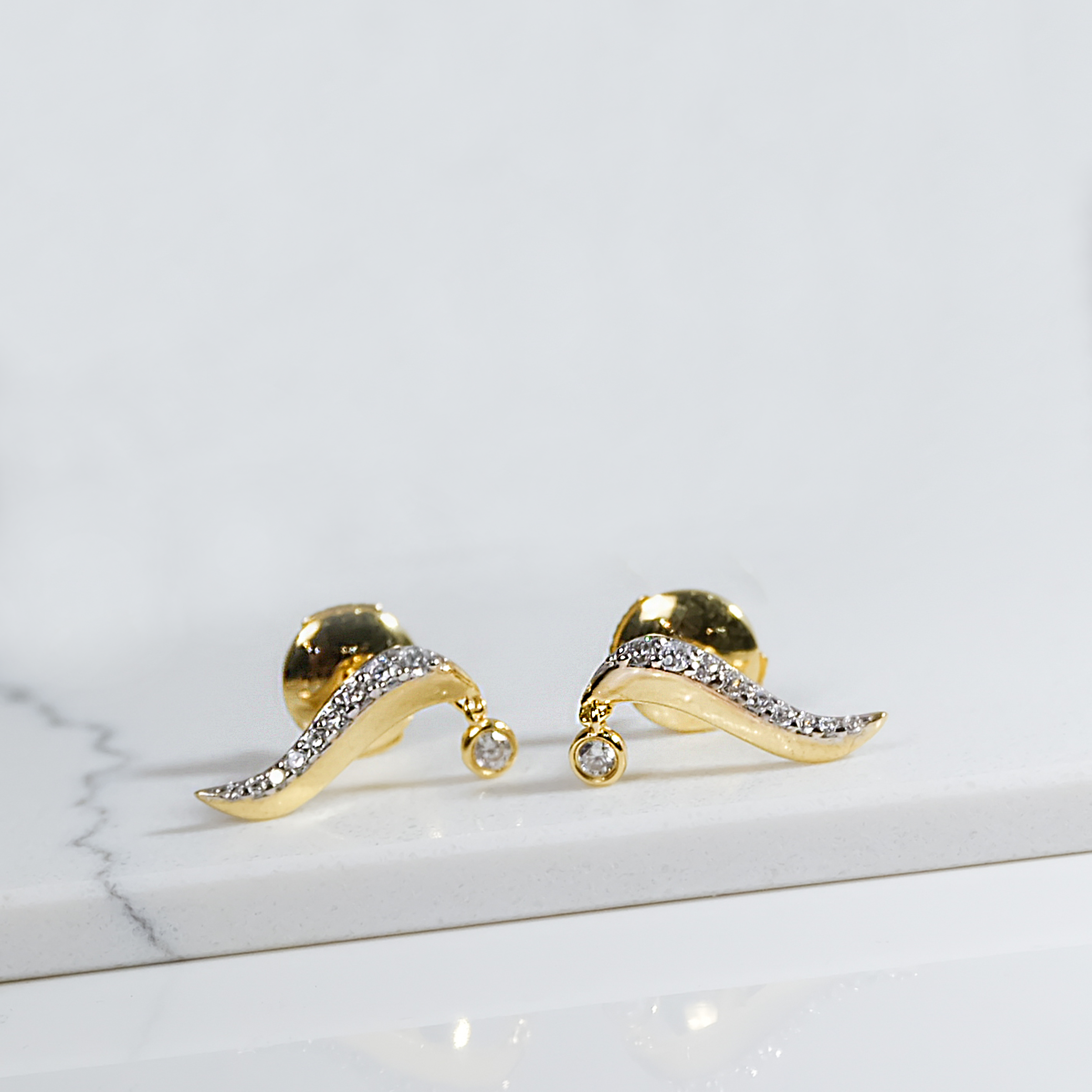 Golden Wave Elegance